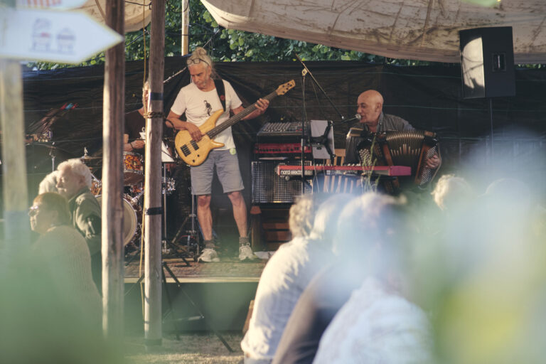 Musik von Monkee Palace Four, Blue Boulevard und den Alphornbläser:innen