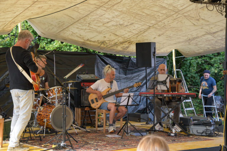 Musik von Monkee Palace Four, Blue Boulevard und den Alphornbläser:innen